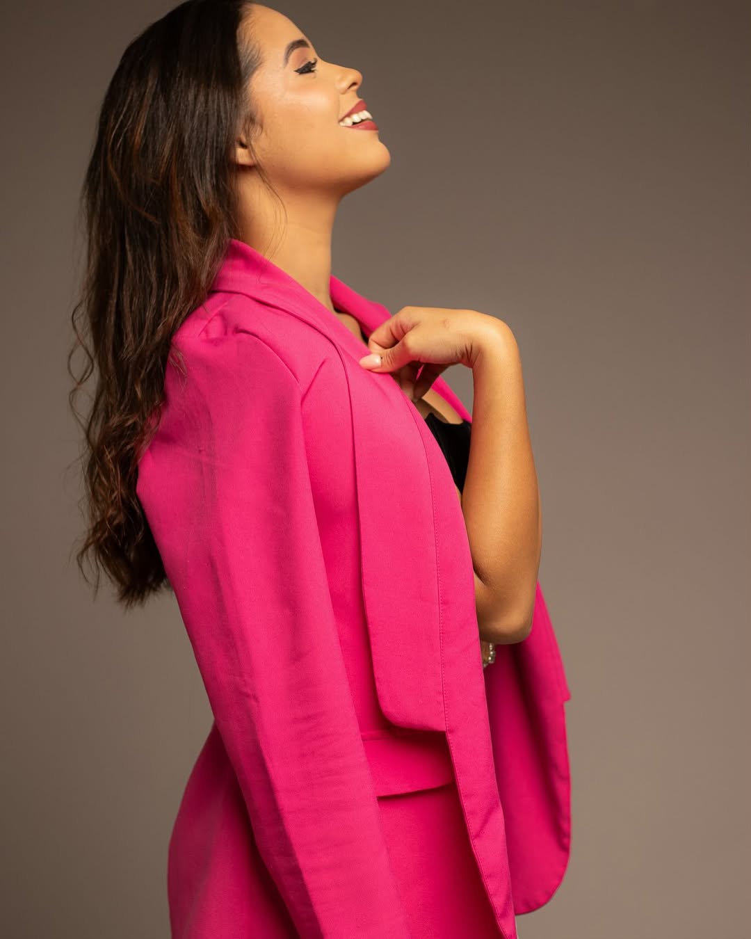 Edilaine Rodrigues, especialista em extensão de cílios, sorrindo profissionalmente